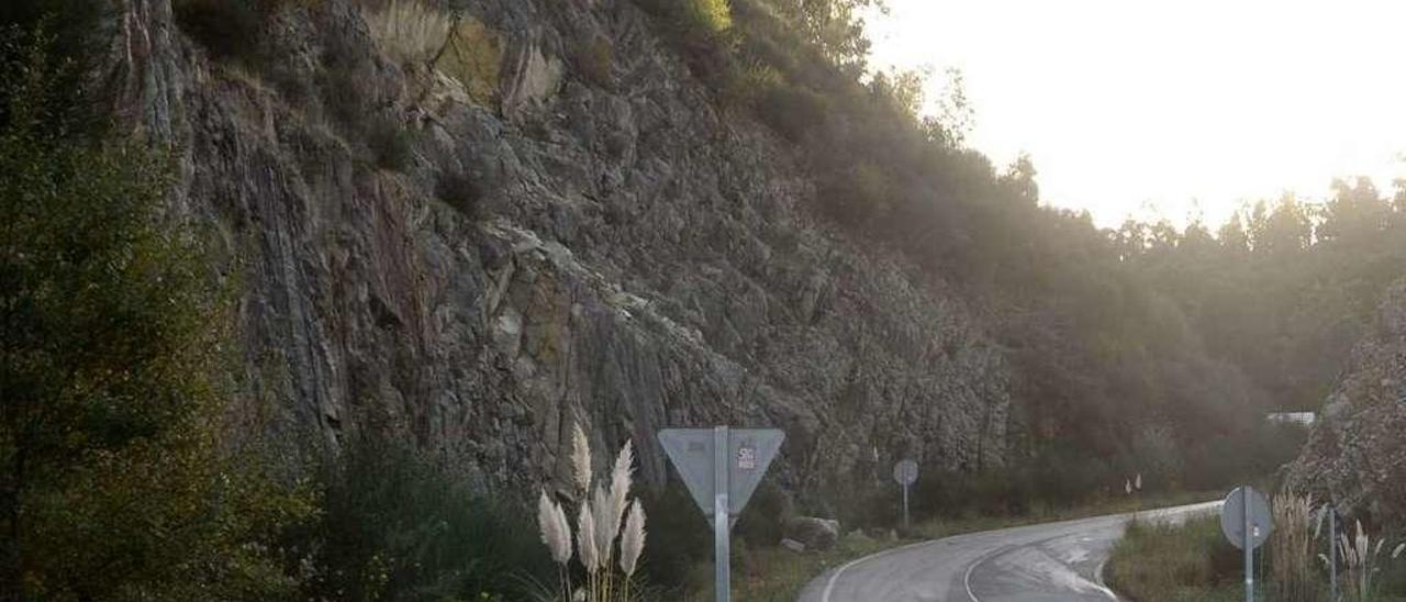 El vial de Baión al Hospital de O Salnés permanece cerrado casi cuatro meses después. // Noé Parga