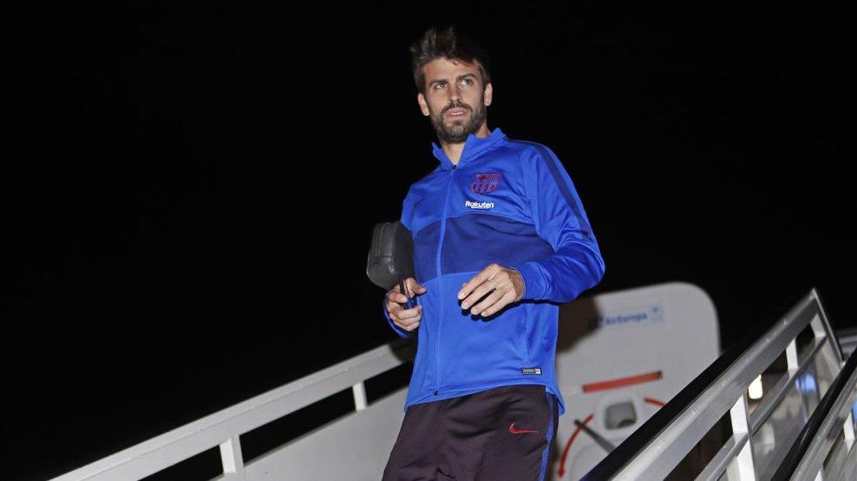 Gerard Piqué sale del avión