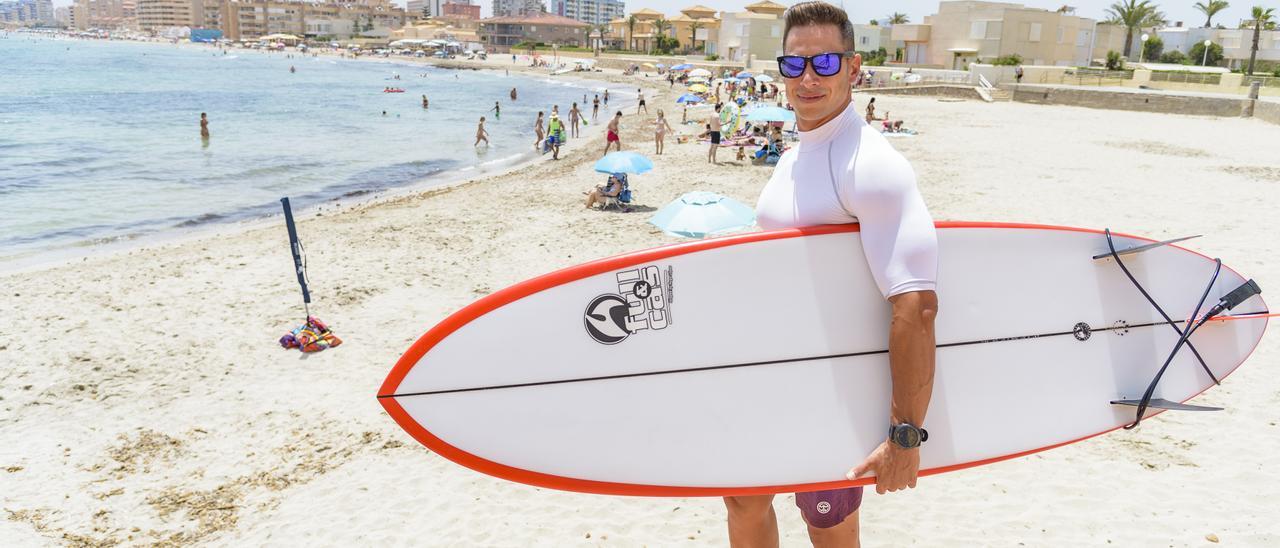 David, fotografiado este lunes en la playa de Galúa, en La Manga, donde el pasado domingo salvó la vida de tres bañistas que tenían dificultades para salir del agua.