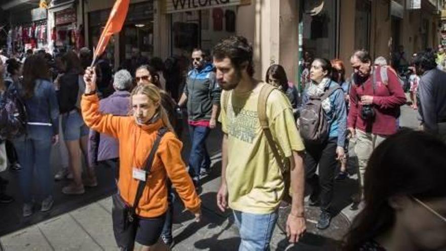 Una guía oficial dirige una visita por el centro de València