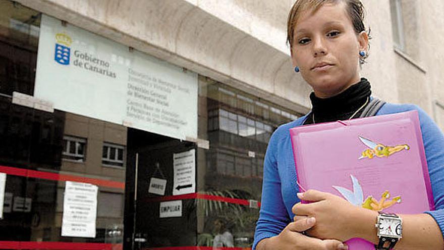 Raquel Cruz, a su llegada a la Consejería de Bienestar Social del Gobierno de Canarias, ayer.  J. C. CASTRO