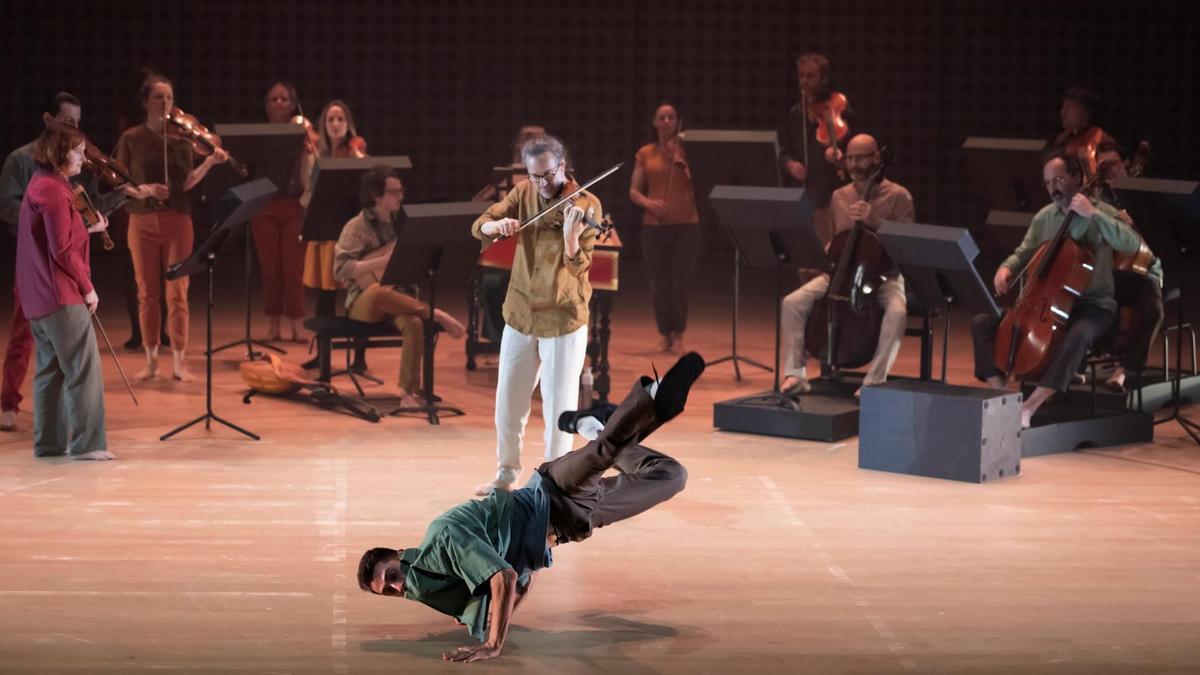 Julien Chauvin tocant el violí amb un ballarí interpretant la coreografia de Merzouki.