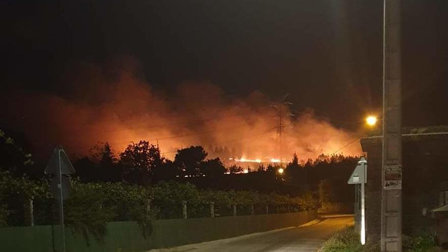 Estado del incendio desde Redondela. // Twitter: @GhAzote