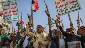 Seguidores y miembros de los huthis durante una manifestación en la capital de Yemen, Saná en una imagen de archivo.