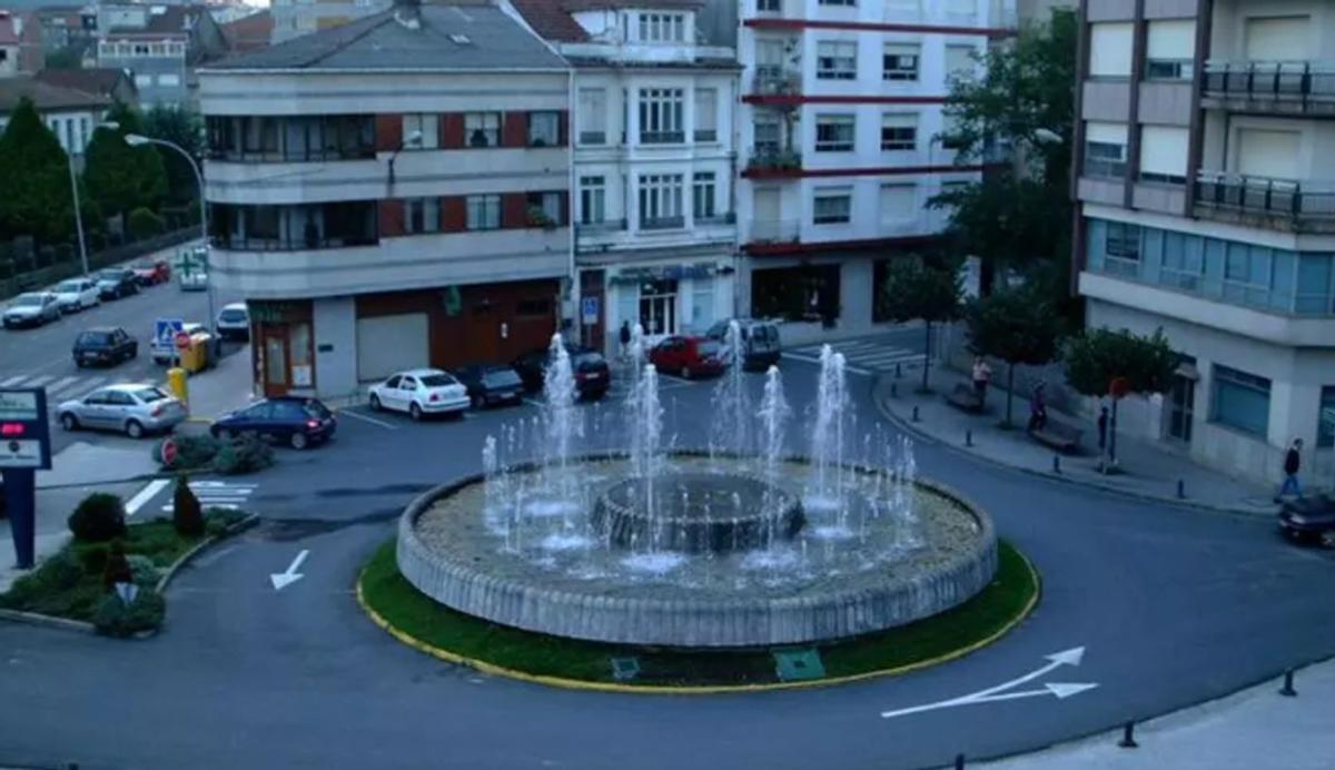La fuente de la Praza da Constitución, con función de glorieta, eliminada en 2003.  |