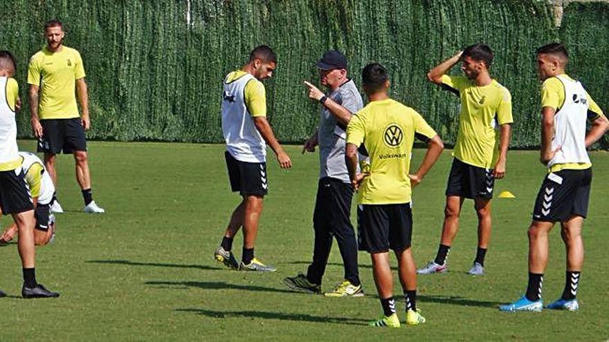 Pepe Mel, técnico de la UD Las Palmas, interrumpe un partidillo para dar instrucciones a sus jugadores, ayer durante el entrenamiento del equipo en el Marbella Football Center.