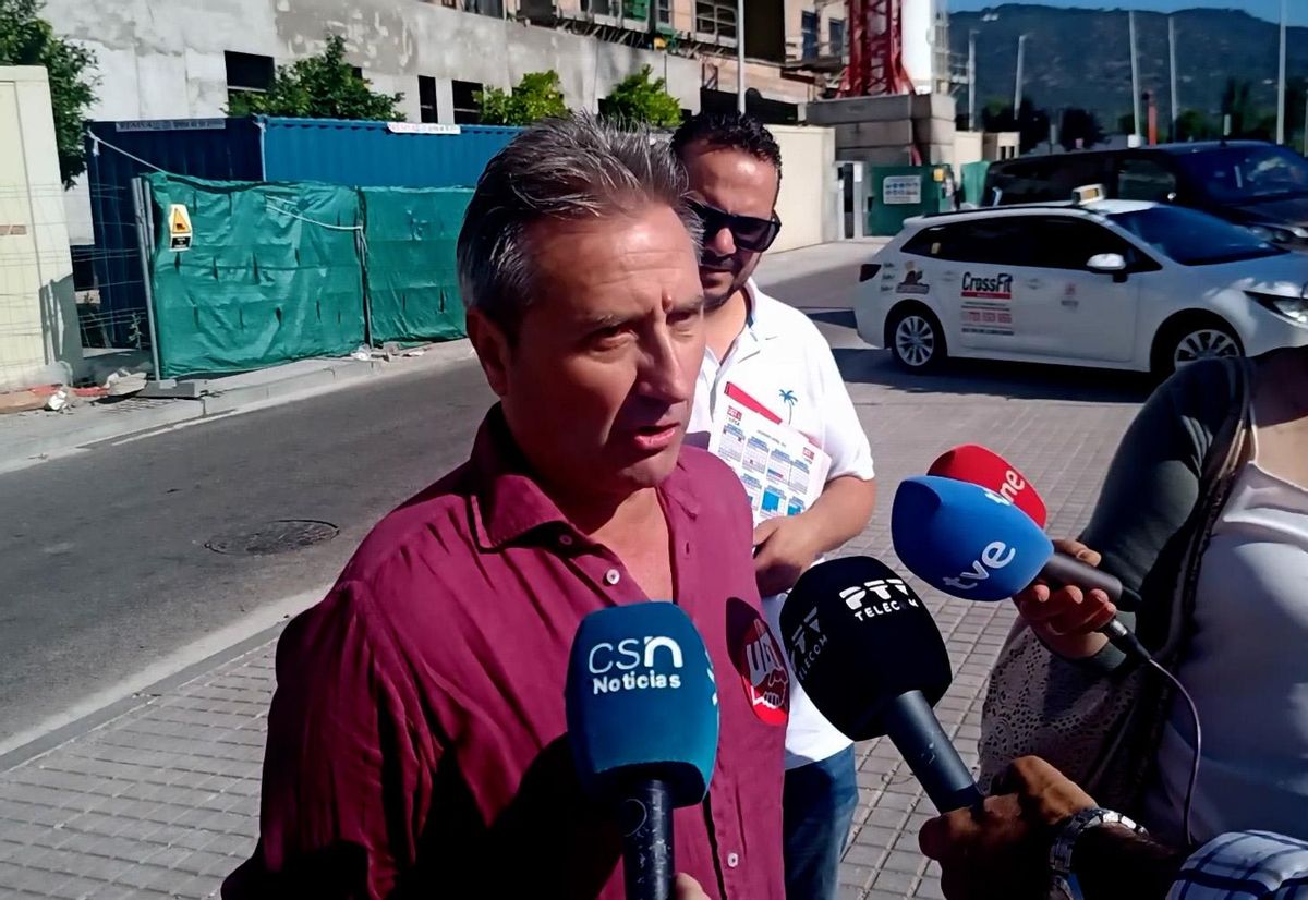 El secretario de Acción Sindical de UGT-FICA Córdoba, Antonio Lopera, habla con los medios de comunicación.