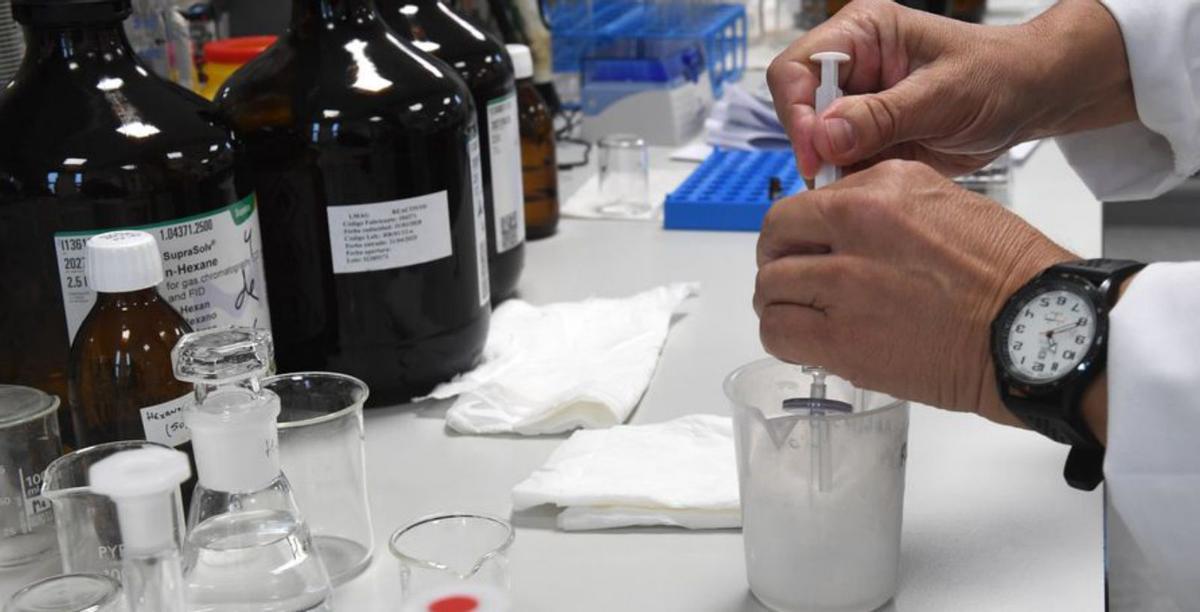 Un científico manipula muestras obtenidas. | Carlos Pardellas