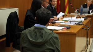 El acusado de abusar sexualmente de un menor tutelado por la DGAIA, durante el juicio.