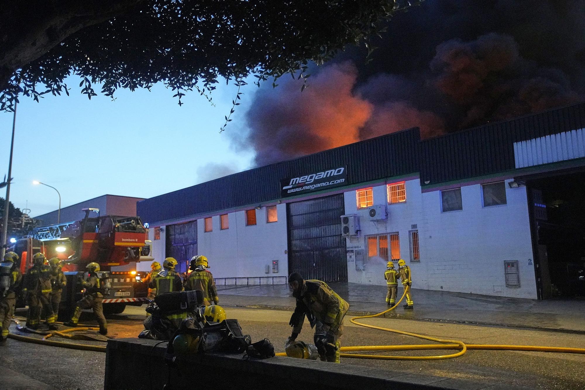 Un incendi destrossa una fàbrica de bicicletes i patinets a Vilablareix