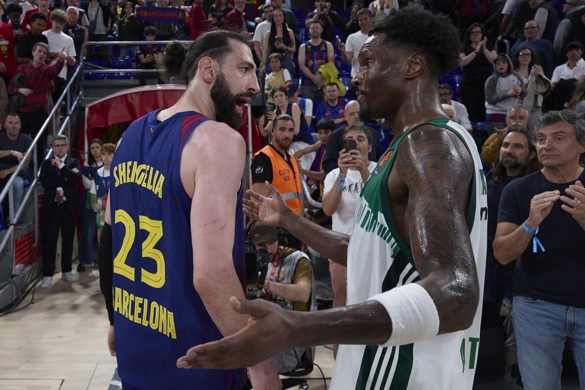 Shengelia y Hayes-Davis discuten al final del encuentro.