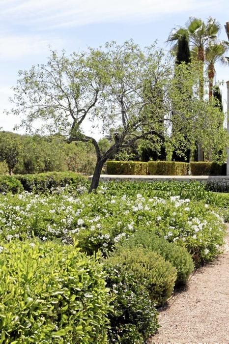 Gartenarchitektin Andi Lechte zeigt einer Reisegruppe ein Anwesen bei Santanyí. Der Entwurf stammt aus ihrer Feder.