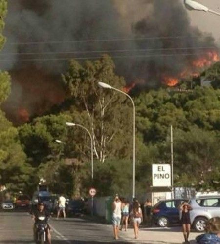 El incendio de Xàbia afecta ya a 439 hectáreas, de las que 413 son forestales