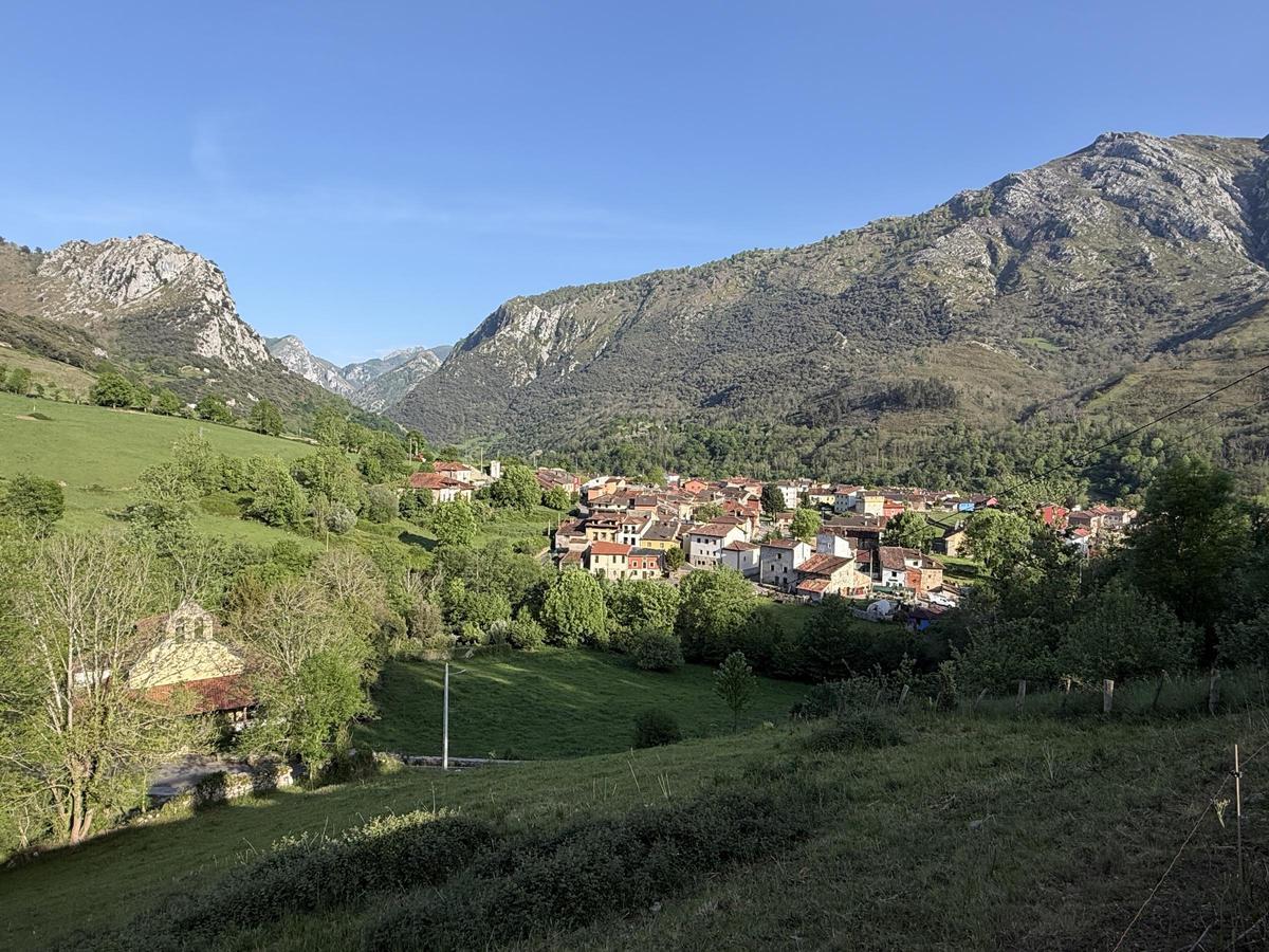 Vista parcial de Arenas dee Cabrales, desde el barrio de Ríu.