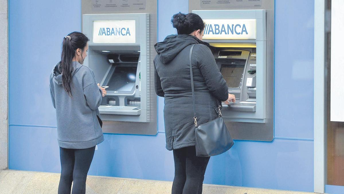 Pren aquestes mesures de seguretat quan treguis diners al caixer