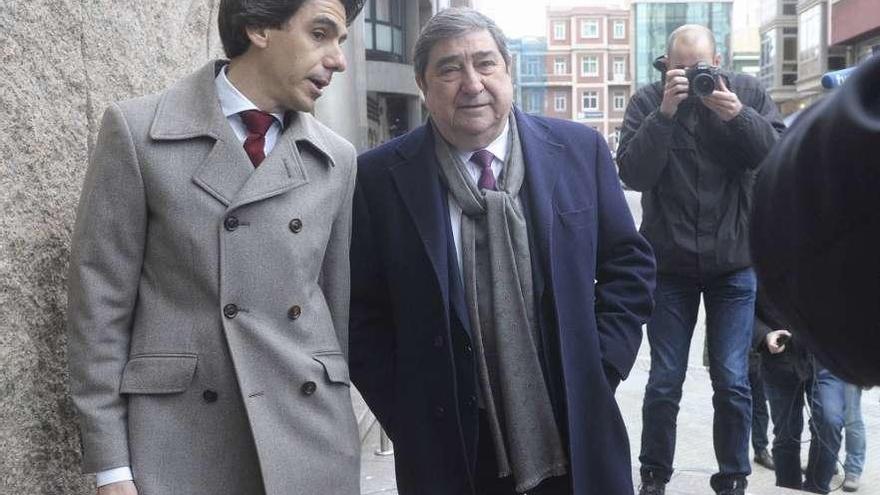 Augusto César Lendoiro, en el centro, junto a su abogado Juan Gómez Marcos.