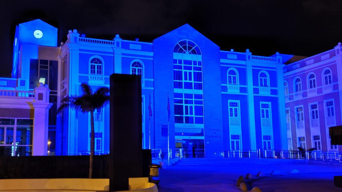 Fachada del Cabildo de Lanzarote iluminada de azul, ayer, por el Día Mundial de Concienciación sobre el Autismo.