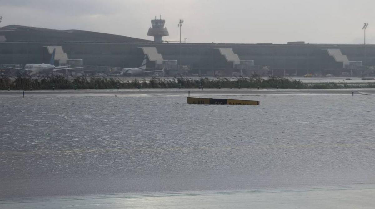 La tromba a l’aeroport del Prat  nega les pistes, la T1 i el pàrquing