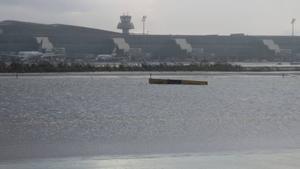 La tromba a l’aeroport del Prat  nega les pistes, la T1 i el pàrquing