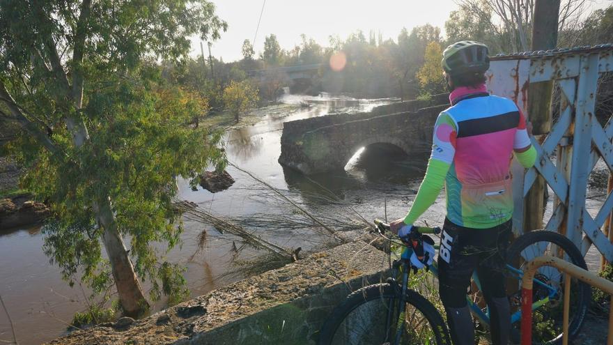 VÍDEO | La crecida del río Gévora en Badajoz derriba parte del histórico puente de Cantillana