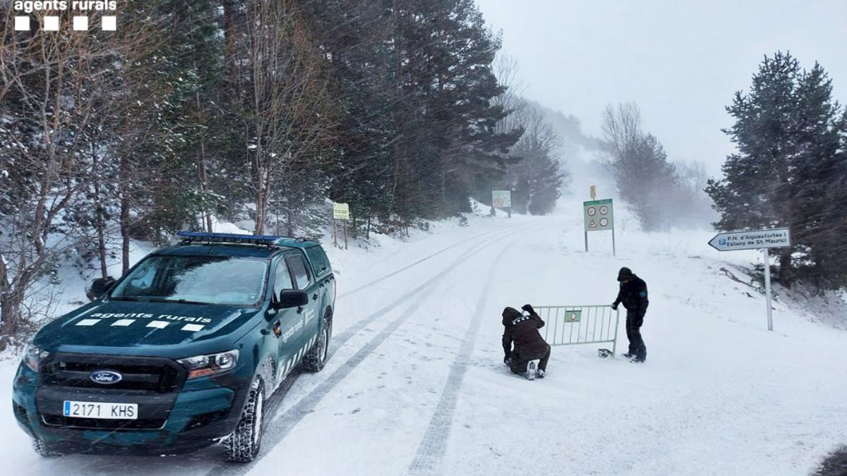 Agents rurals cerrando los accesos al parque nacional de Aigüestortes por la nieve