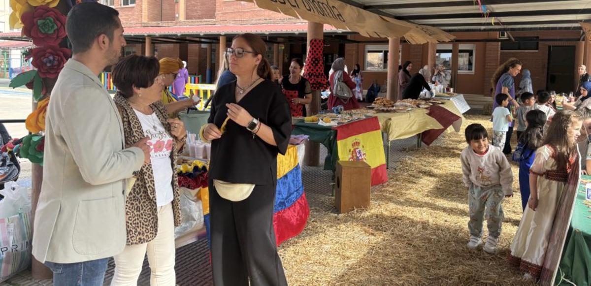 El alcalde y la edil de Educación visitan el CEIP Las Lomas.