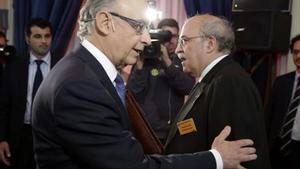 Montoro, izquierda, se saluda con Mas-Colell durante un foro celebrado en Madrid en octubre.