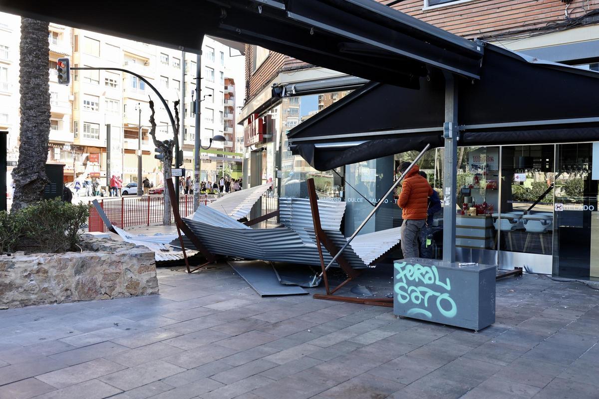 Las chapas que se han caído junto a la sede de Vox en la ciudad de Murcia.