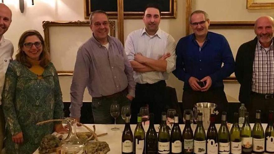 Pedro Ballesteros, segundo por la derecha, con los miembros de la DOP Vino de Cangas.