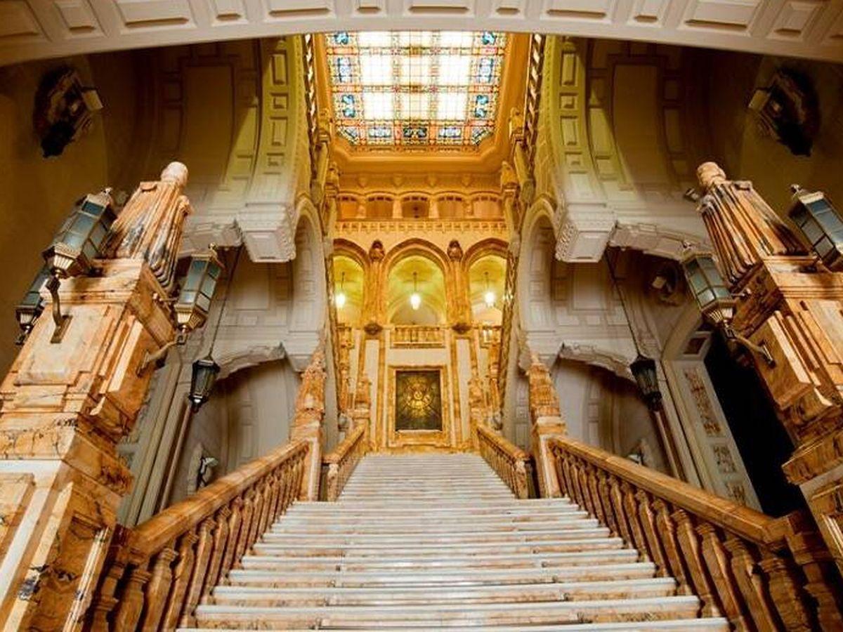 Otro de los elementos más impresionantes del recorrido es la escalera monumental del Cuartel General de la Armada