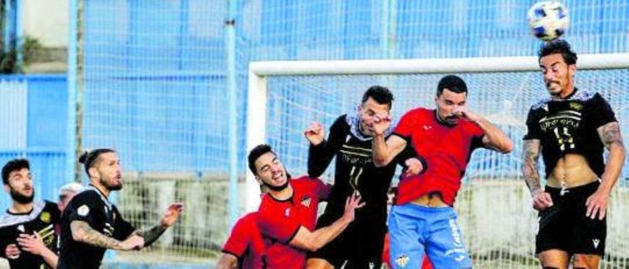 Jugadores del Intercity (con camiseta negra) esta temporada. | Jose Navarro