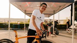 Richard Carapaz muestra la bici dorada, como campeón olímpico, que estrenará en la Vuelta.