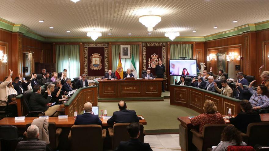 Los concejales de la Corporación municipal, ayer, en un momento del pleno. | L.O.