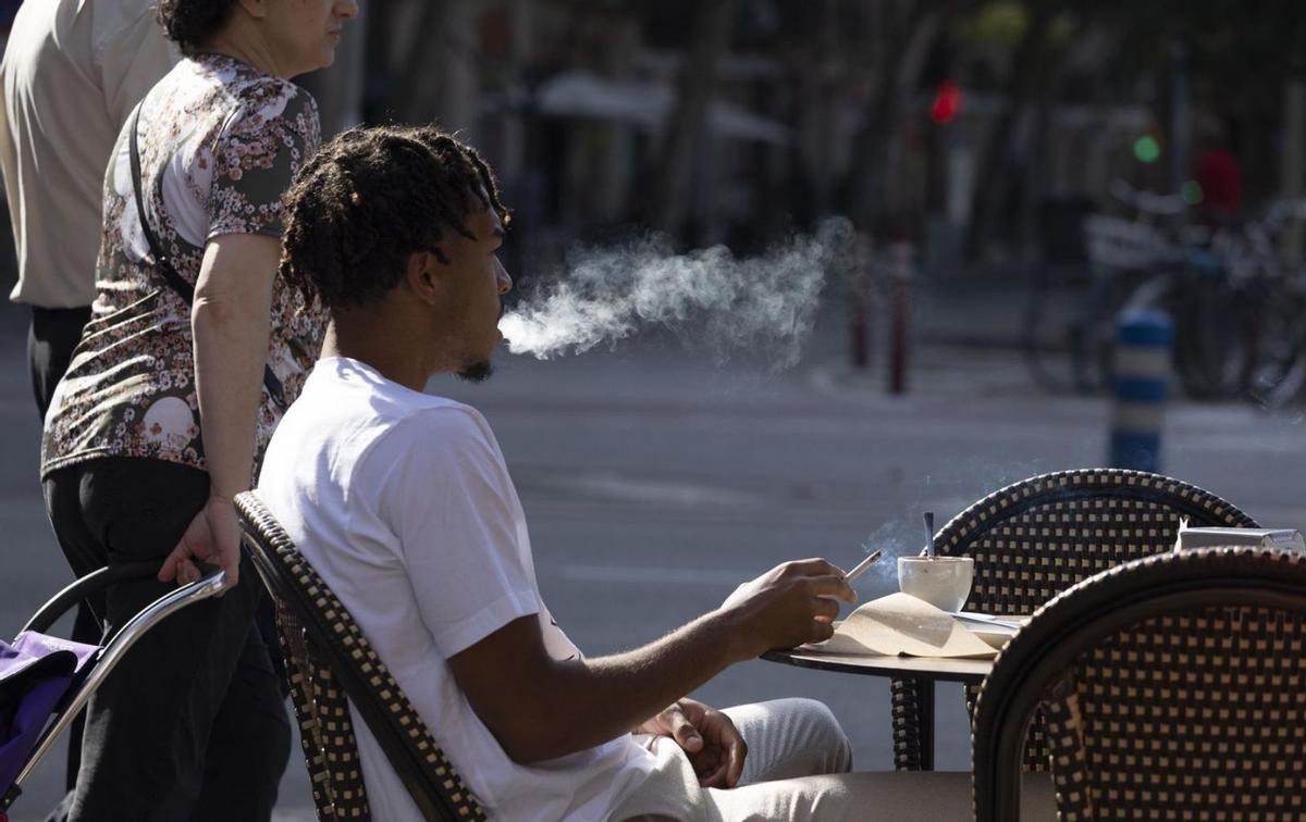 Sanitat segueix amb el pla de prohibir fumar en terrasses
