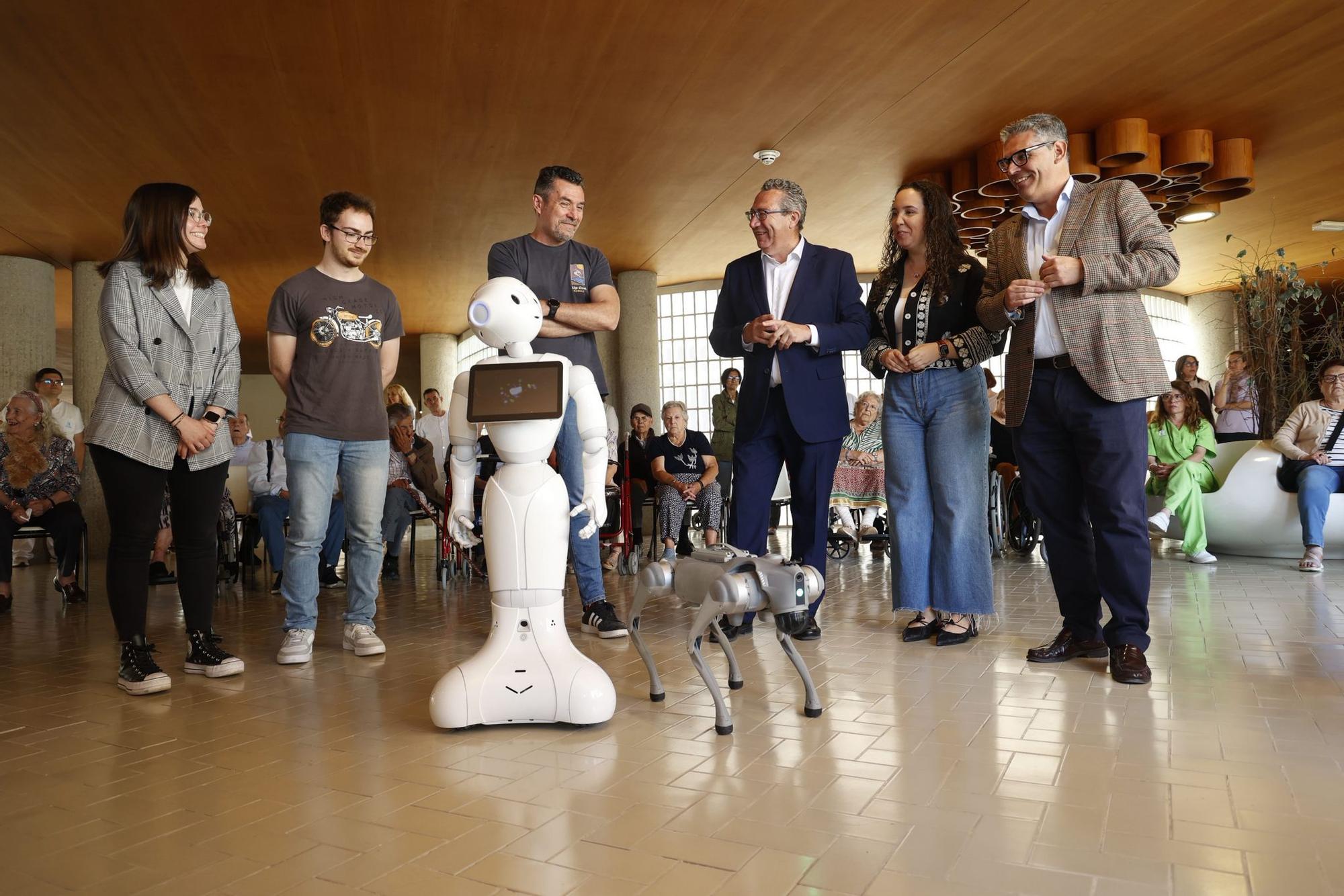 Un humanoide y un perro robot en el Hogar Provincial de Alicante