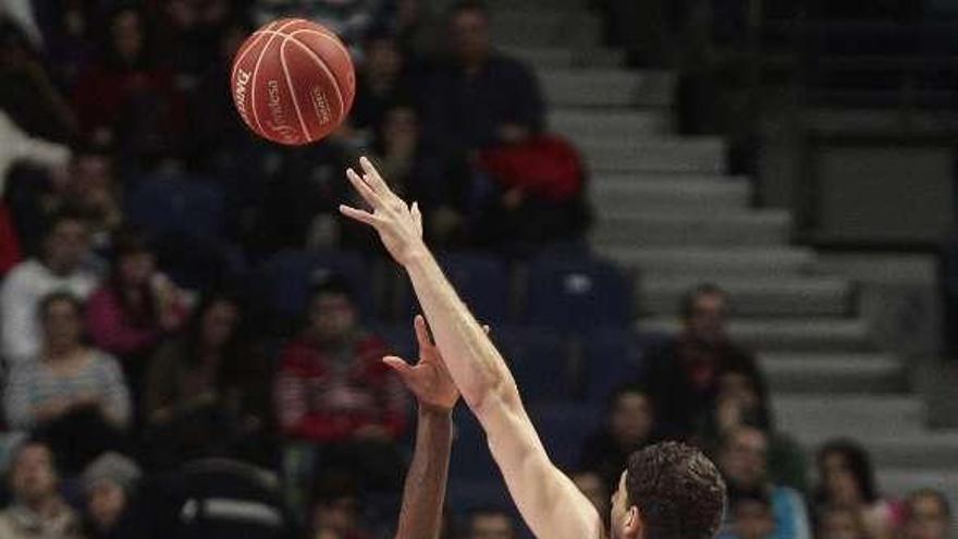 Mirotic, del Real Madrid, lanza a canasta ante Donaldson. // Víctor Lerena