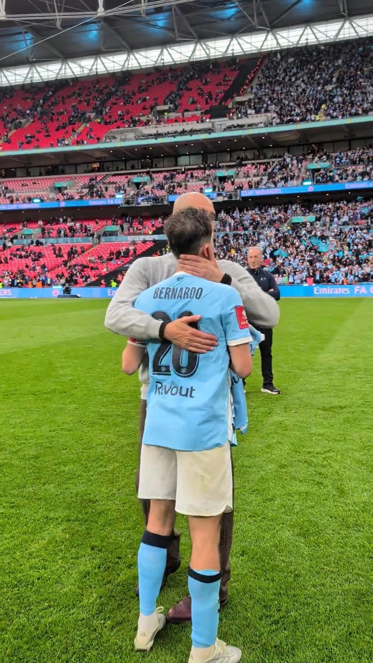 El emotivo abrazo entre Pep Guardiola y Bernardo Silva