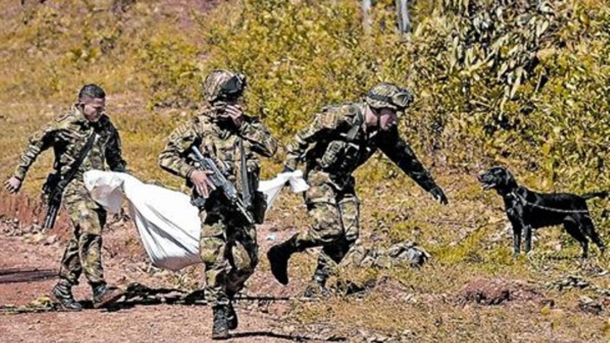 Soldados colombianos cargan con el cuerpo de uno de sus compañeros muerto en un choque con las FARC.