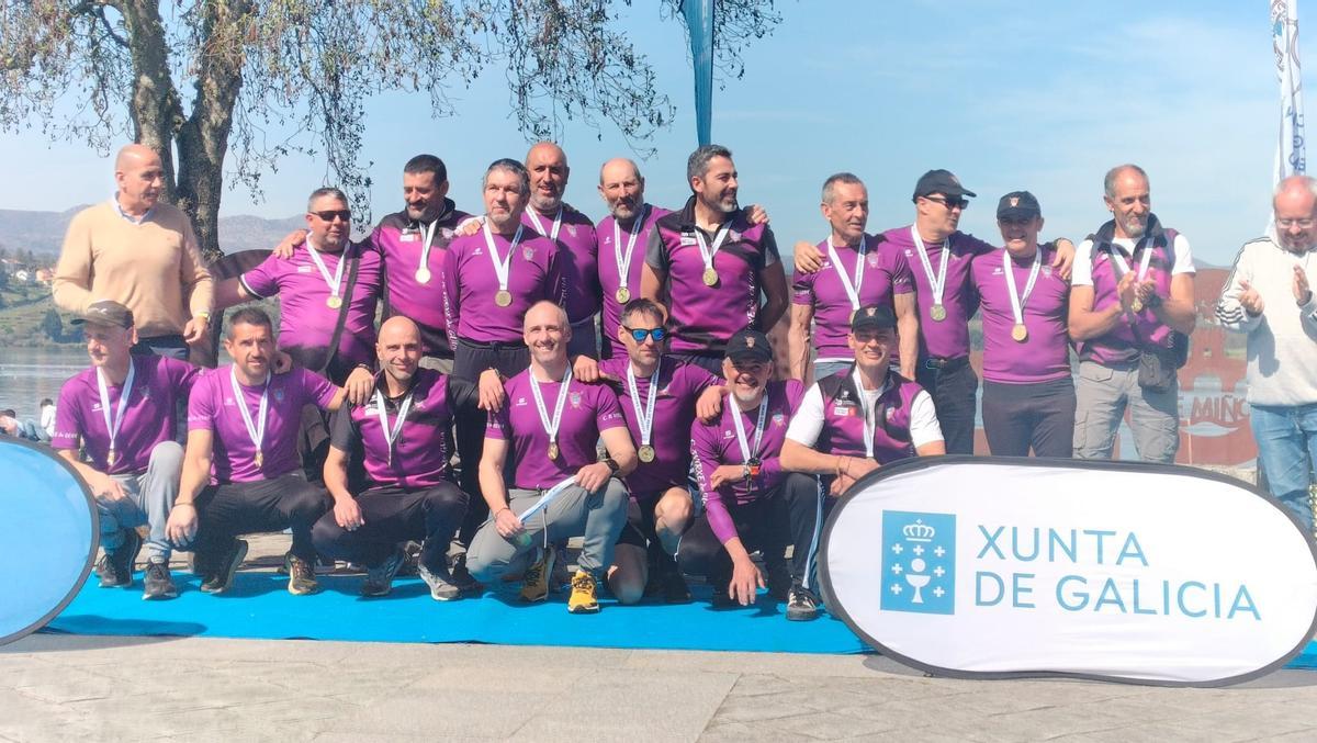 Os remeiros do equipo veterano de A Guía.