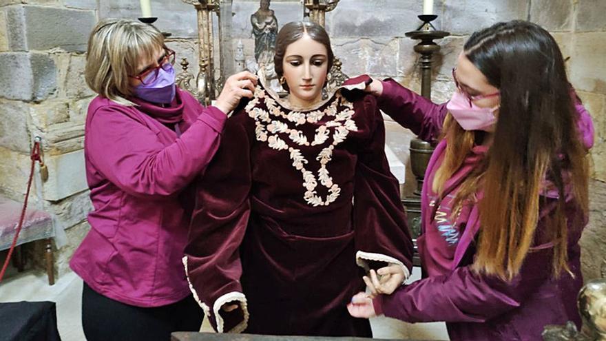 La Vera Cruz y el Santo Entierro recogen las imágenes de las iglesias para retirarlas a la ermita de la Soledad