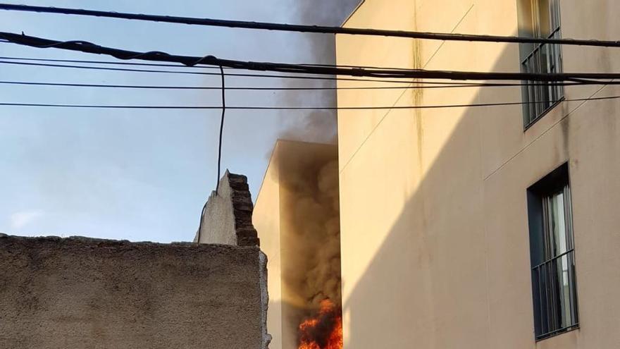 Desallotgen 19 persones per un incendi en un pis a Sant Hilari