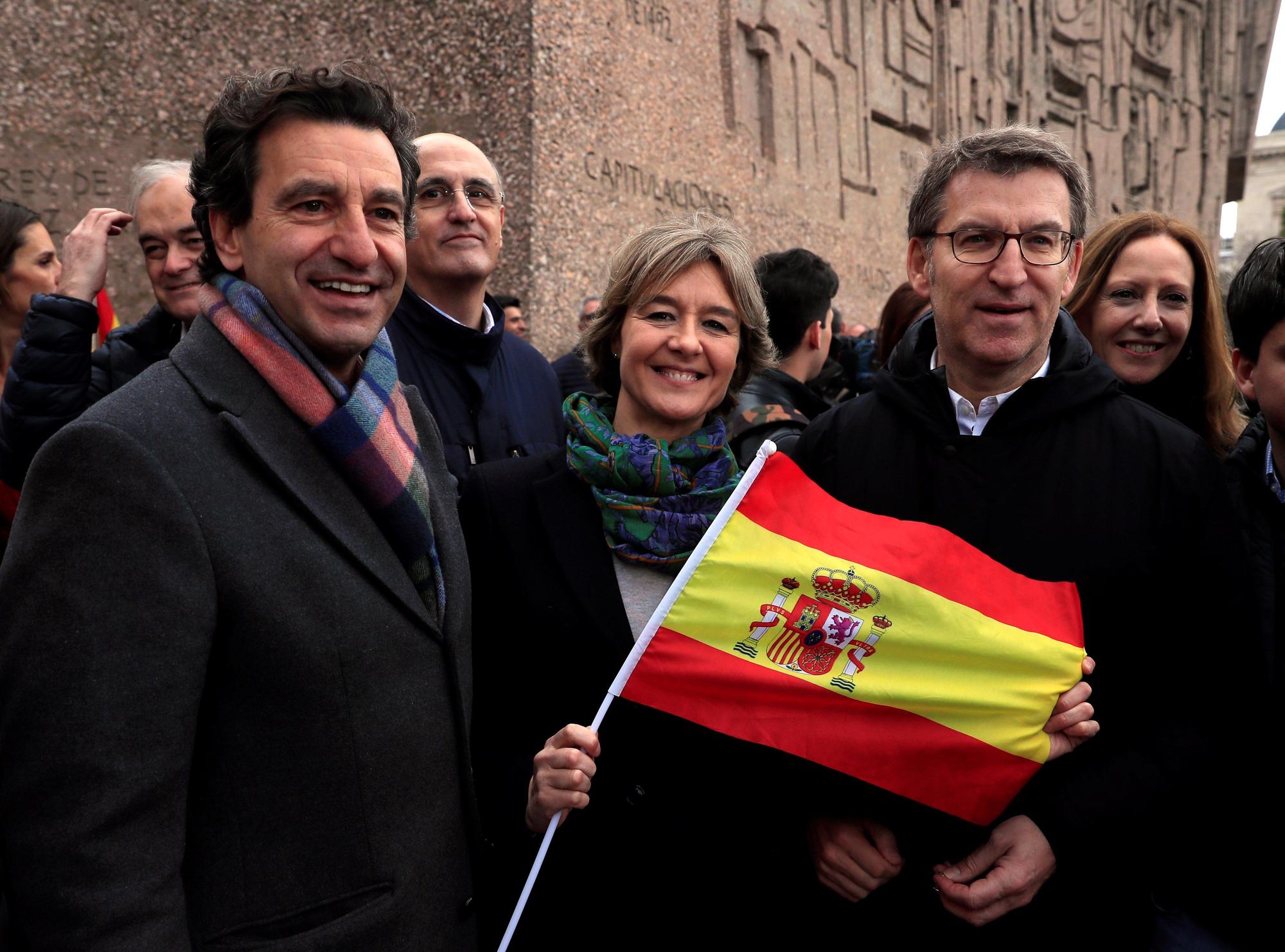 El presidente del de la Xunta de Galicia, Alberto Núñez Feijóo junto a la exviceministra Isabel García-Tejerina durante la manifestación convocada por el PP, Ciudadanos y VOX en la plaza de Colón de Madrid en 2019.