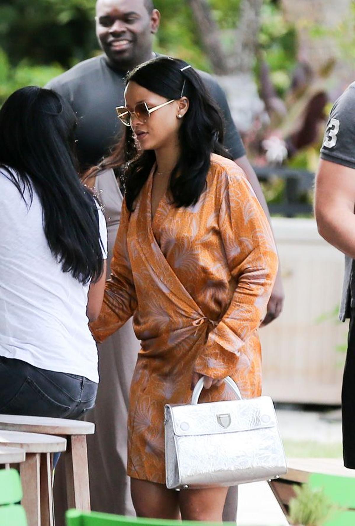 Rihanna con bolso Diorever de Dior