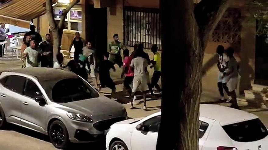 Batalla campal entre menores subsaharianos y varios vecinos en un bar de Son Oliva