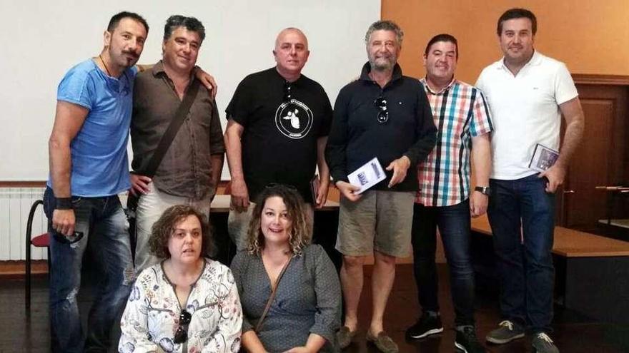 De pie, el actor Lisardo Suárez, Fernando Rodríguez, Marino Franco, el alcalde de Navia, Ignacio García Palacios; el actor José Ángel López, y el edil Gonzalo Asenjo. Sentadas, la edil Marga Suárez y la actriz Ana Mari Fernández.