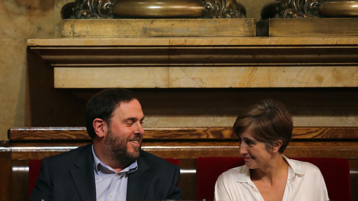 Dolors Camats, coordinadora nacional de ICV, junto a Oriol Junqueras, en el Parlament, el pasado septiembre.