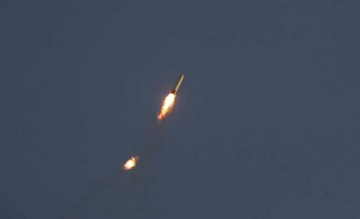 Un míssil terra-terra es posa en marxa durant un joc de guerra a prop de la ciutat de Qom, a uns 120 km al sud de Teheran.