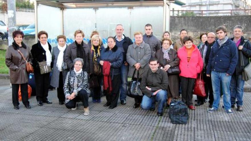 La delegación de la parroquia, ayer por la mañana, justo antes de partir hacia Barcelona.