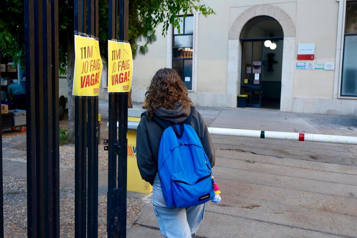 Una alumna entra al IES Lluis Vives en la primera jornada de la huelga indefinida