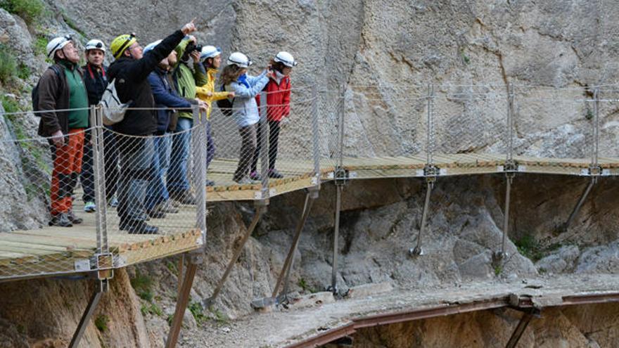 Visitantes recorren el nuevo sendero del Caminito.